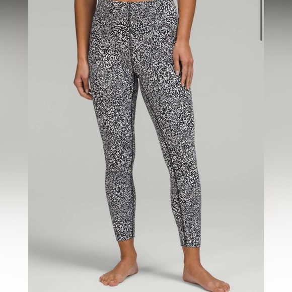 Lululemon InStill High-Rise Tight 25"
Warped Grain Alpine White Black | size 4 - Picture 8 of 9